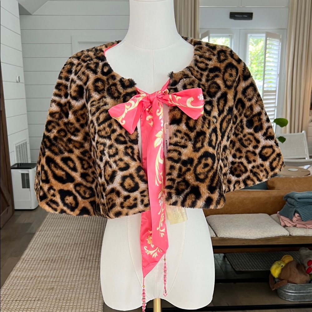 New with tags leopard print shawl. Floral interior, beautiful details on tie.